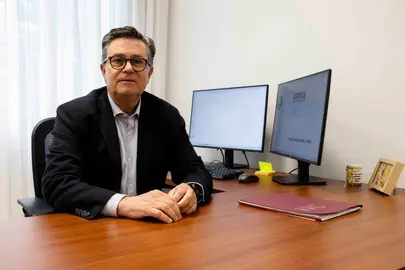 Mart&iacute;n Blanco Conde, nuevo ec&oacute;nomo de la di&oacute;cesis de Tui-Vigo, en su despacho, desde donde asumir&aacute; la gesti&oacute;n econ&oacute;mica y administrativa durante los pr&oacute;ximos cinco a&ntilde;os.