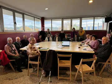 Participantes del programa Cultiva A Mente durante una de las sesiones de estimulaci&oacute;n cognitiva celebradas en el municipio de Ponteareas, dentro de los talleres desarrollados por AFAGA Alzheimer.