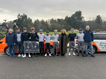 Los ciclistas del equipo j&uacute;nior de Picusa Academy posan junto a la concejala de Deportes de Mos, Felisa Rodr&iacute;guez, y el cuerpo t&eacute;cnico antes de iniciar un entrenamiento de pretemporada en su nuevo municipio sede.