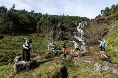 Corredores durante una edici&oacute;n anterior del Trail Adventure Mu&iacute;&ntilde;os do Fol&oacute;n, en el espectacular entorno natural y patrimonial de O Rosal, junto a los hist&oacute;ricos molinos del Fol&oacute;n.