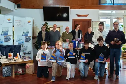 Foto de familia de los ganadores de vela ligera, durante la entrega de premios del cierre de temporada del Real Club N&aacute;utico de Portos&iacute;n, con el apoyo del Trofeo Repsol.