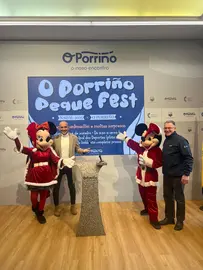 Presentaci&oacute;n del Porri&ntilde;o Peque Fest, la gran fiesta infantil de Navidad, con el alcalde Alejandro Lorenzo, el concejal Carlos Gonz&aacute;lez y los personajes animados que dar&aacute;n la bienvenida a las familias los d&iacute;as 2, 3 y 4 de enero en el Pabell&oacute;n Municipal.