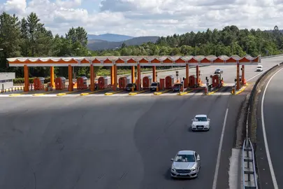 Imagen de un peaje en una autopista gallega. La Xunta renovar&aacute; el convenio con Autopistas de Galicia para congelar en 2026 las tarifas de la AG-55 y la AG-57 y mantener las bonificaciones vigentes para los usuarios habituales.