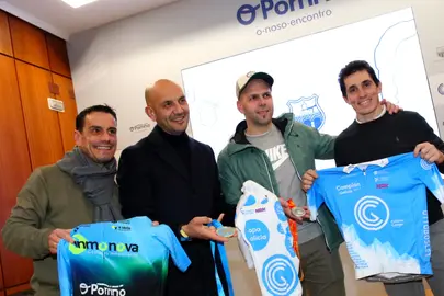 O alcalde do Porri&ntilde;o, Alejandro Lorenzo, posa con representantes do Grupeta Pan de Zarko durante a recepci&oacute;n no Concello, na que o club compartiu camisolas e medallas cos seus &uacute;ltimos &eacute;xitos no ciclocross e no BTT.