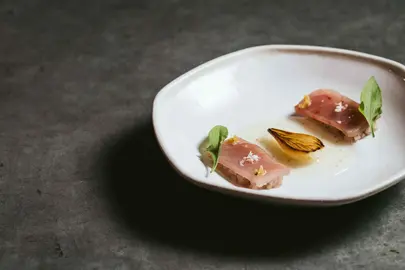 Plato de alta cocina presentado sobre una pieza artesanal, ejemplo de la uni&oacute;n entre gastronom&iacute;a y artesan&iacute;a que impulsa el proyecto Artesan&iacute;a no Prato.