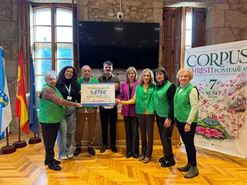 A alcaldesa Nava Castro e o concelleiro de Deportes entregaron &aacute; AECC o cheque de 1.375 euros recadado na San Silvestre Solidaria de Ponteareas.