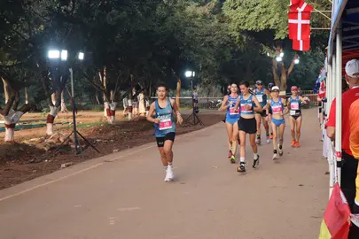 Salida oficial del Campeonato del Mundo de 100 km en Bangalore (India), con representantes de numerosos pa&iacute;ses instantes antes de iniciar la prueba, bajo la organizaci&oacute;n de la IAU y World Athletics.