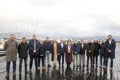 Presentaci&oacute;n de la Liga de Invierno C&iacute;es&ndash;Rande 2026 en Vigo, con representantes de la Xunta de Galicia, la Diputaci&oacute;n de Pontevedra, la Autoridad Portuaria, la Real Federaci&oacute;n Gallega de Vela y los clubes n&aacute;uticos organizadores, durante el acto celebrado en la Delegaci&oacute;n territorial de la Xunta.