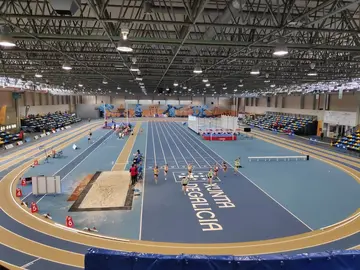 Vista general de la pista cubierta durante una edici&oacute;n anterior de la Copa de Galicia de clubes, escenario este fin de semana de la XXI Copa de Galicia de pista corta, con once equipos en liza y los principales clubes gallegos en busca del t&iacute;tulo.
