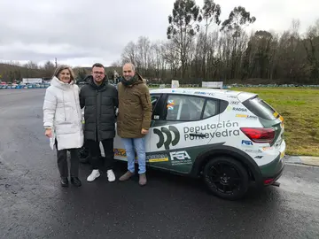 ago Garc&iacute;a, vencedor de la tercera edici&oacute;n del programa +Talento Motor, posa junto al Dacia Sandero Eco con el que competir&aacute; en la Sandero Eco Cup del Campeonato Gallego de Ralis, acompa&ntilde;ado por representantes institucionales y del equipo t&eacute;cnico.