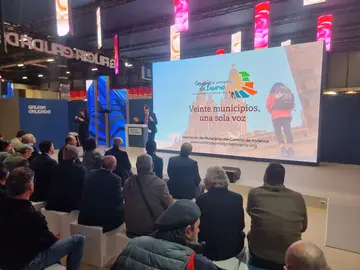 Presentaci&oacute;n del Camino de Invierno en el stand de la Xunta de Galicia en FITUR, con una destacada asistencia de representantes institucionales, profesionales del sector tur&iacute;stico y p&uacute;blico interesado en el turismo cultural y de naturaleza.
