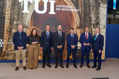 Representantes institucionais posan no estand de Galicia en FITUR tras a presentaci&oacute;n da campa&ntilde;a tur&iacute;stica &ldquo;Tui, Catedral de Historias&rdquo;, coa catedral tudense como eixo da promoci&oacute;n internacional do destino.