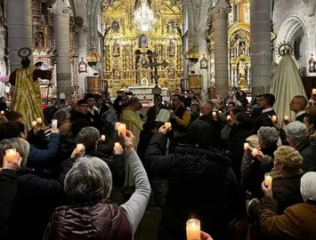 Los fieles acompa&ntilde;an con velas la celebraci&oacute;n de la Candelaria en el interior de la excolegiata de Cangas, en un ambiente de recogimiento y luz.