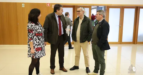 El presidente del Ayuntamiento de Arcos de Valdevez, Oleg&aacute;rio Gon&ccedil;alves, junto a representantes municipales durante el I Congreso de Turismo, celebrado en el Luna Arcos Hotel Nature & Wellness y en la Casa das Artes.