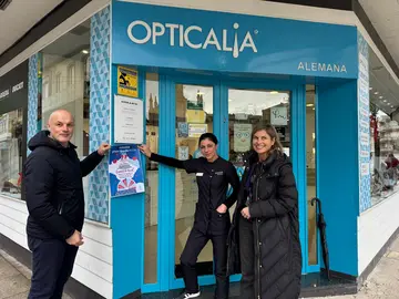 O concelleiro de Comercio, Ricardo Gonz&aacute;lez, e a alcaldesa, Nava Castro, visitaron establecementos de Ponteareas para presentar a campa&ntilde;a de San Valent&iacute;n en apoio ao comercio local.
