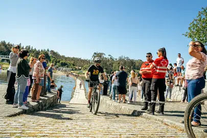 Participantes e p&uacute;blico durante uma prova de trail em Esposende, evento que volta a destacar o concelho como refer&ecirc;ncia no desporto de natureza, com o X Trail marcado para 21 e 22 de mar&ccedil;o.