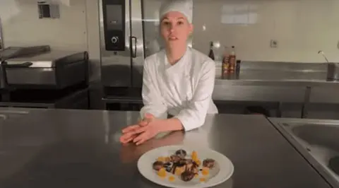 Ana Mu&ntilde;iz Ramilo, representante de la provincia de Pontevedra, presenta su v&iacute;deo-receta para optar a un puesto entre los finalistas del XIV Premio Promesas de la alta cocina de Le Cordon Bleu Madrid.