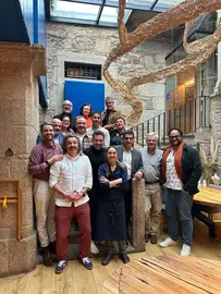 Gabriel Al&eacute;n y Elena Fabeiro posan junto a chefs y prescriptores portugueses en el restaurante A Tafona, en el marco del encuentro del proyecto Artesan&iacute;a no Prato celebrado en Santiago.