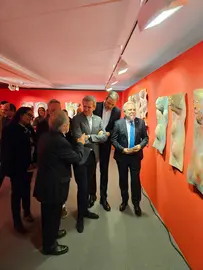 El escultor Acisclo Manzano explica su obra al presidente de la Xunta, Alfonso Rueda, durante la inauguraci&oacute;n de la exposici&oacute;n &ldquo;Bosquexo para Mateo&rdquo; en el Museo das Peregrinaci&oacute;ns de Santiago.