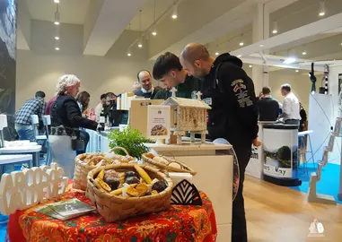 El stand de Arcos de Valdevez en Navartur 2026 ofreci&oacute; degustaciones de dulces tradicionales y vinos verdes, atrayendo a numerosos visitantes interesados en la oferta gastron&oacute;mica del municipio.
