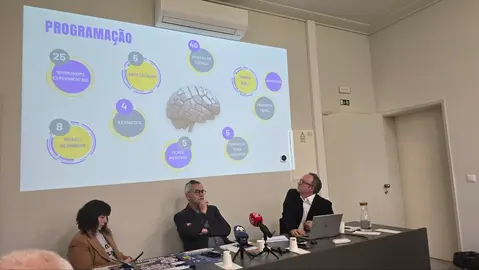 El alcalde de Arcos de Valdevez, Oleg&aacute;rio Gon&ccedil;alves, la vicepresidenta Emilia Cerdeira y el director de Alto Minho Fest, Jos&eacute; Carlos Fernandes, durante la presentaci&oacute;n oficial de la programaci&oacute;n de la segunda edici&oacute;n del festival, que incluir&aacute; m&aacute;s de 40 actividades entre talleres experimentales, mesas redondas, ponencias y espect&aacute;culos cient&iacute;ficos.