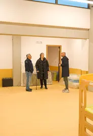 El alcalde de O Porri&ntilde;o, Alejandro Lorenzo, visita las nuevas instalaciones de la escuela infantil municipal junto a responsables t&eacute;cnicos durante la puesta a punto del centro.