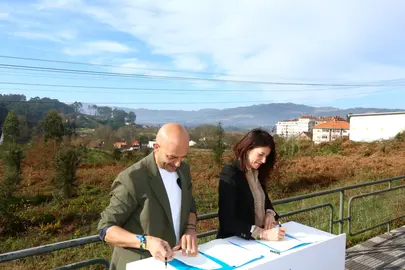 La conselleira Mar&iacute;a Mart&iacute;nez Allegue y el alcalde Alejandro Lorenzo firman el protocolo para impulsar la construcci&oacute;n de 36 viviendas de promoci&oacute;n p&uacute;blica en el sector de Gulpilleira, en O Porri&ntilde;o.