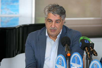 Carlos Gago, presidente de la Real Federaci&oacute;n Gallega de Moton&aacute;utica, durante su intervenci&oacute;n en la presentaci&oacute;n del campeonato.