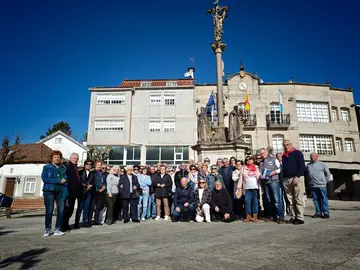 El grupo de 55 vecinos de Nigr&aacute;n posa junto al cruceiro de Covelo durante su visita cultural al municipio pontevedr&eacute;s.