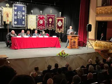 O xornalista viveirense Anxo Rodr&iacute;guez durante a lectura do preg&oacute;n da Semana Santa 2026 no Teatro Pastor D&iacute;az, acompa&ntilde;ado por representantes institucionais e da Xunta de Confrar&iacute;as.