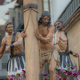 El paso de la Flagelaci&oacute;n muestra a Jes&uacute;s atado a la columna junto a los sayones, una escena de gran realismo que destaca por su fuerza expresiva y valor art&iacute;stico en la Semana Santa de Cangas.