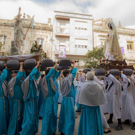 Costaleros portan las im&aacute;genes en el momento del encuentro, uno de los instantes m&aacute;s emocionantes de la procesi&oacute;n.