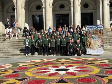 a Asociaci&oacute;n de Alfombristas do Corpus Christi de Ponteareas posa junto a la alfombra floral elaborada en la Plaza de Armas de Ferrol.