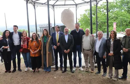 Autoridades y representantes institucionales, durante la XLIV Festa de Exaltaci&oacute;n do Vi&ntilde;o da Ulla celebrada en Vedra.