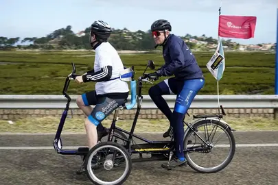 Alfonso Rueda participa junto a un miembro de Discamino durante el recorrido de la Media Marat&oacute;n Vig-Bay.