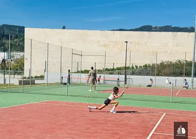 Participantes del 2&ordm; PTAV T&eacute;nis Open Day durante una sesi&oacute;n pr&aacute;ctica en las pistas del complejo de Arcos de Valdevez.