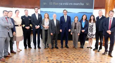 Representantes institucionales y del sector mar&iacute;timo acompa&ntilde;an al presidente del Real Club N&aacute;utico de Vigo, Tone P&eacute;rez, en la presentaci&oacute;n del Plan Estrat&eacute;gico 120.