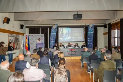 Un momento del acto de presentaci&oacute;n de la regata en el Puerto de Vigo, con la asistencia de representantes institucionales y del sector n&aacute;utico.