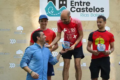 O presidente da Deputaci&oacute;n de Pontevedra, Luis L&oacute;pez, entrega o premio ao ga&ntilde;ador da primeira edici&oacute;n do Trail Entre Castelos R&iacute;as Baixas no Castelo de Soutomaior.