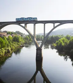 Un tren cruza uno de los viaductos incluidos en las rutas de los Trenes Tur&iacute;sticos de Galicia, una de las propuestas m&aacute;s destacadas para descubrir el paisaje y el patrimonio de la comunidad.