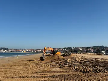 Maquinaria traballando na rexeneraci&oacute;n de Praia Am&eacute;rica, onde o Concello de Nigr&aacute;n executa obras de emerxencia para recuperar o sistema dunar tras os danos causados polos temporais deste inverno.