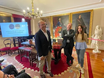 Antonio Roma Vald&eacute;s, junto a los participantes en la sesi&oacute;n, durante la conferencia sobre la colecci&oacute;n monetaria de la RSEAPS celebrada en Santiago.