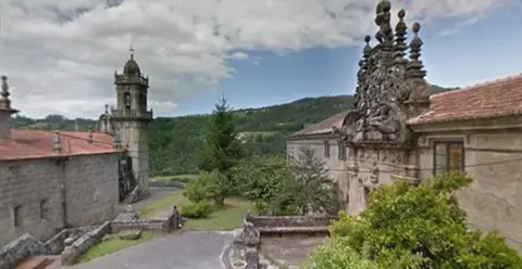 Vista del conjunto abacial y barroco de Barcia de Mera, uno de los principales referentes patrimoniales de la parroquia, formado por la iglesia parroquial y el pazo abacial.