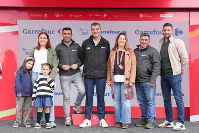 Luis L&oacute;pez, acompa&ntilde;ado por autoridades e asistentes, posa no photocall oficial de LaVuelta feminina tras a sa&iacute;da da etapa inaugural en Mar&iacute;n.