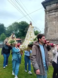 Procesi&oacute;n coa imaxe da Virxe da Santa Cruz e outras parroquias participantes polas inmediaci&oacute;ns do santuario, nun acto multitudinario de devoci&oacute;n en Covelo.