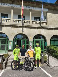 El concejal de Deportes de Nigr&aacute;n, Roberto Garrido, y el gerente del Vigo-R&iacute;as Baixas, Gerardo Chamorro, junto a los corredores Iker Rodr&iacute;guez y Deetray Jarrett, durante la presentaci&oacute;n del Premio Especial que acoger&aacute; el municipio en la Vigo Copa de Espa&ntilde;a &Eacute;lite y Sub-23.