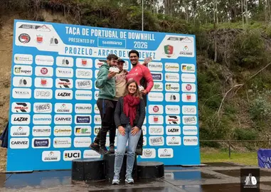 Ganadores y participantes posan durante la ceremonia de entrega de premios de la Copa de Portugal de Downhill celebrada en Prozelo, Arcos de Valdevez.