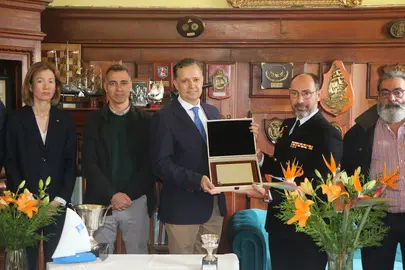 El presidente del Real Club de Regatas Galicia, Wenceslao Gonz&aacute;lez-Garra, entrega una placa conmemorativa al comandante-director de la Escuela Naval Militar de Mar&iacute;n, Tom&aacute;s Clavijo Rey-Stolle, en reconocimiento a los 30 a&ntilde;os de colaboraci&oacute;n entre ambas entidades en la organizaci&oacute;n del Trofeo Almirante Rodr&iacute;guez-Toubes.