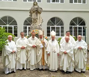 Mois&eacute;s Alonso Valverde, Antonio Mendui&ntilde;a Santom&eacute;, Francisco Javier Ojosnegros Dom&iacute;nguez, los obispos en el centro, y a la derecha, por detr&aacute;s, el dominico Edgardo C&eacute;sar Quintana, y delante a la derecha, Alfredo Jorge Carrera y Julio Andi&oacute;n Mar&aacute;n.
