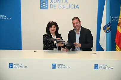 O conselleiro de Cultura, Lingua e Xuventude, Jos&eacute; L&oacute;pez Campos, e a presidenta da Federaci&oacute;n Galega de Teatro Afeccionado, Chelo Pampill&oacute;n, durante a sinatura do convenio de colaboraci&oacute;n para impulsar a actividade do teatro amador galego en 2026.